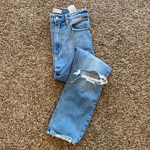 NEW NEVER WORN W/OUT TAGS A&F ULTRA HIGH RISE STRAIGHT LEG JEANS SZ 26/2r